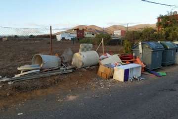 Restos de material con amianto en diversos puntos del municipio (Foto TA)